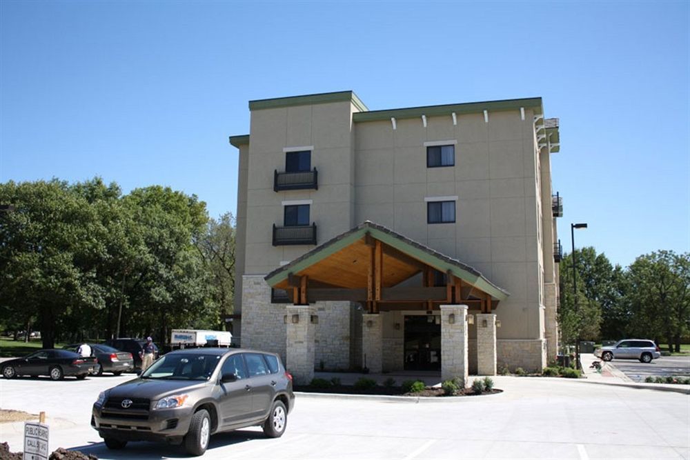 Parkwood Inn & Suites مانهاتن المظهر الخارجي الصورة